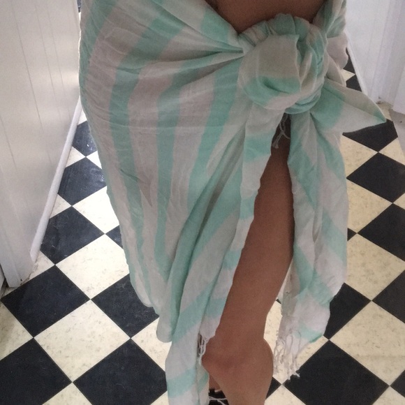 Turquoise and white scarf - Picture 3 of 4